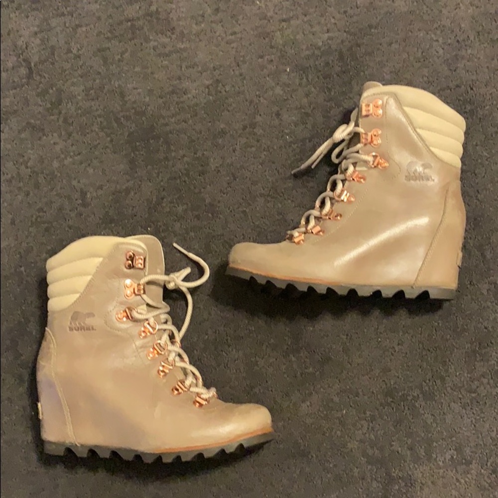 Sorel Conquest Holiday Wedge Boot Size 8